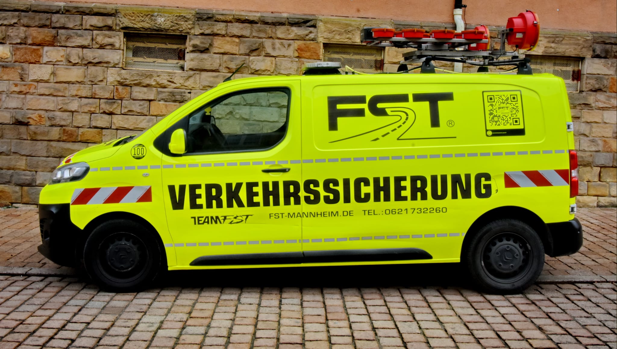 FST Auto vor dem Mannheimer Schloss